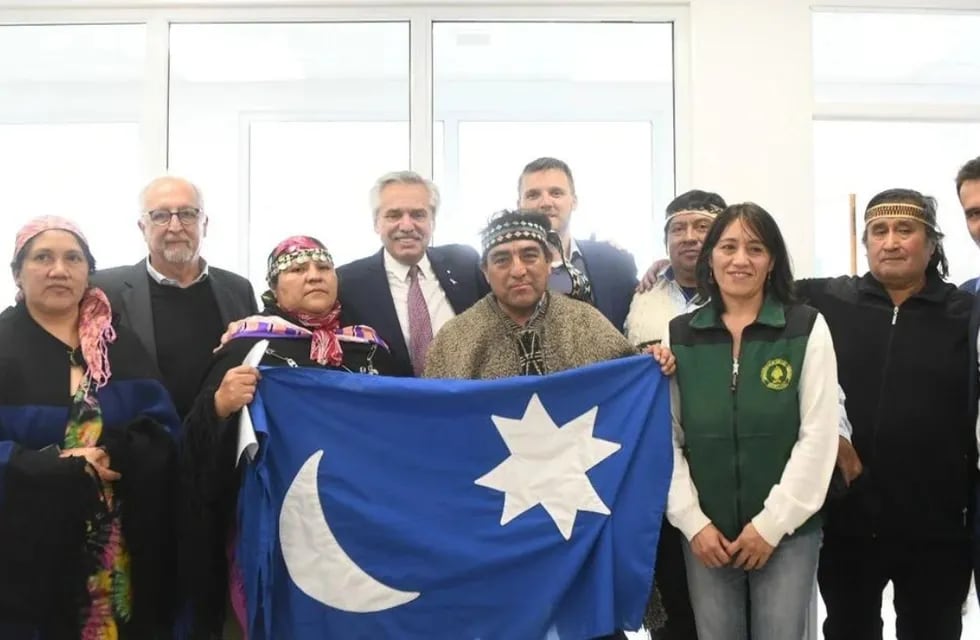 Alberto Fernández junto a representantes mapuches en San Martín de los Andes. Foto: Web