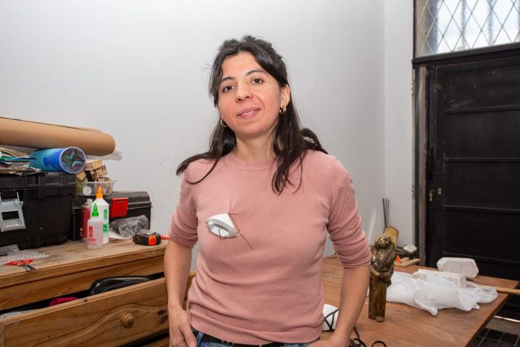 Una joven orfebre mendocina llegó con sus piezas a la Semana de la Joyería en Milán. Macarena López es emprendedora independiente, licenciada en Artes Visuales y técnica artística en Escultura.