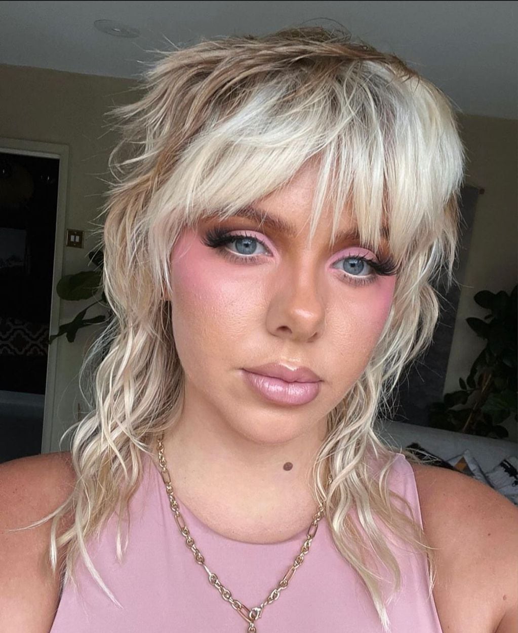 El Pink Under Eye es una tendencia de maquillaje que está siendo furor entre los beauty gurús y makeup artists de occidente. 