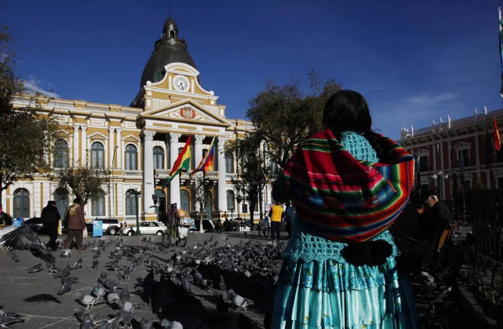 En Bolivia, los relojes ahora girarán a la izquierda para “descolonizar”