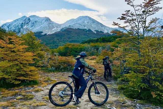 E-bikes en la reserva natural Cerro Martial, Ushuaia, Tierra del Fuego. (Magalí Gaido / Voy de Viaje)