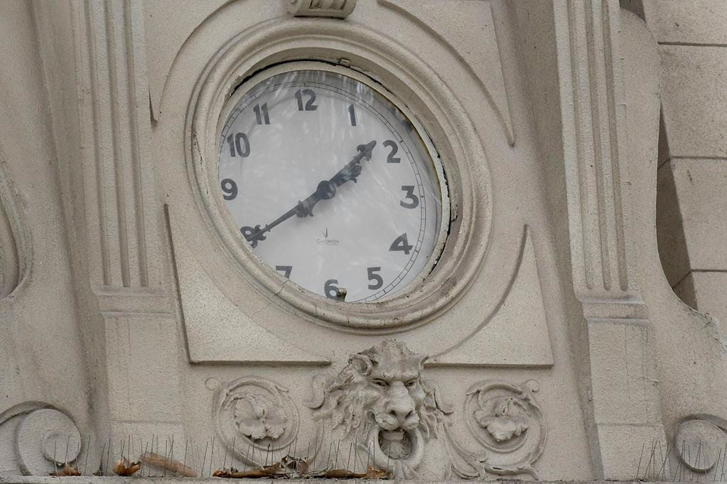 Reloj inglés del ex Banco Español del Río de la Plata (data de 1907),  actualmente funciona el Banco Galicia. Foto: Orlando Pelichotti