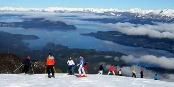 Con más de 20 pistas y 16 medios de elevación, Cerro Bayo, a 9 km de Villa La Angostura, es un lugar imperdible para disfrutar de la nieve. 