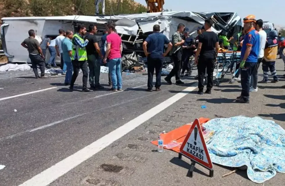 Colectivo se estrella en lugar de otro accidente de tránsito en Turquía, al menos 16 muertos. Foto: Web