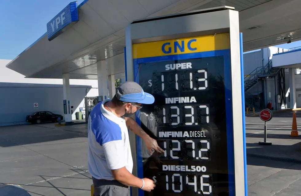 El consumo de naftas súper y premium se mueve por efecto de los precios. La relación actual es 66% contra 34%. Foto: Orlando Pelichotti/ Los Andes