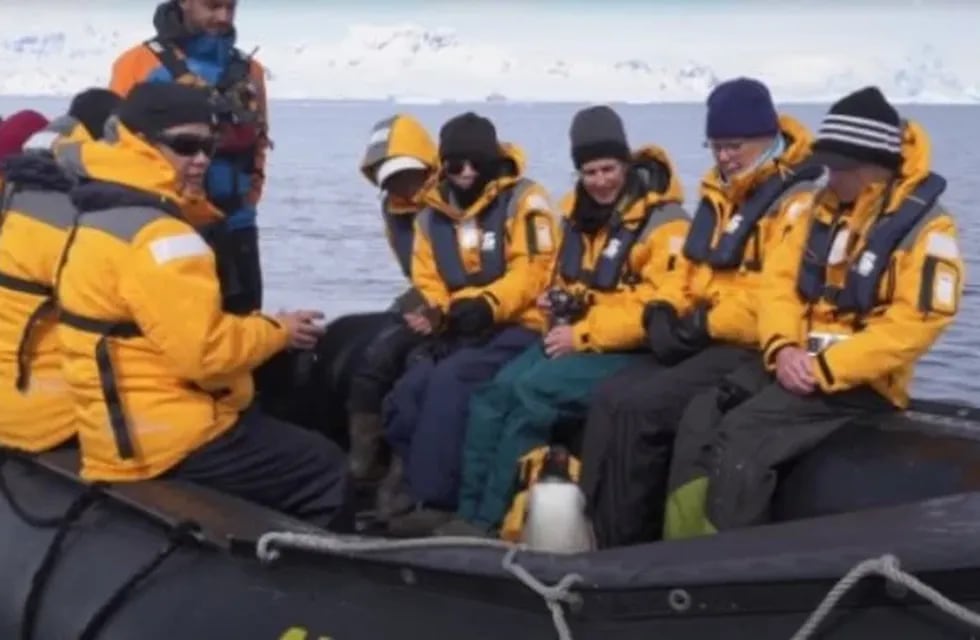 Los turistas viajaban entre medio de los icebergs en la Antártida, cuando fueron sorprendidos por el habilidoso salto del pingüino para salvar su vida.