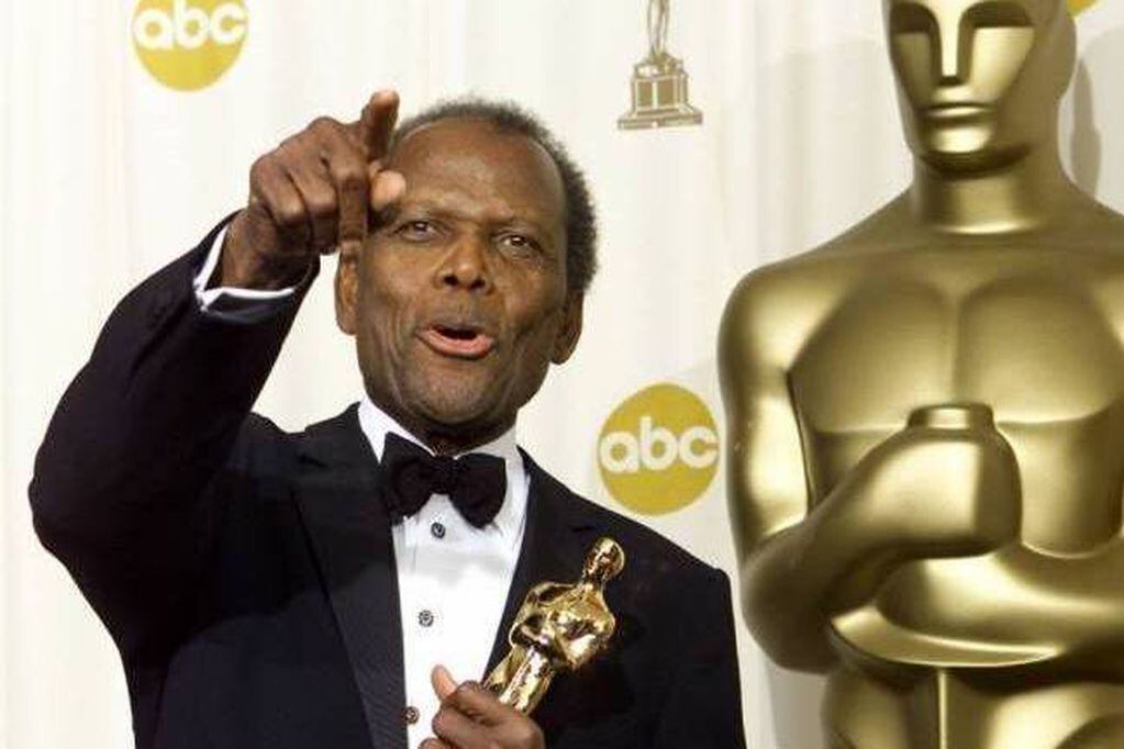 Sidney Poitier fue el primer actor afroamericano en recibir un Oscar en 1963 y en el 2001 recibió uno honorífico por su carrera en el cine.