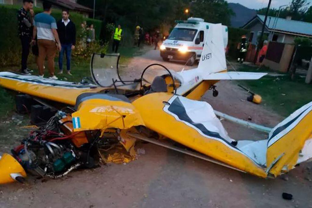 Una avioneta cayó a tierra en Villa General Belgrano. Gentileza El Doce TV.