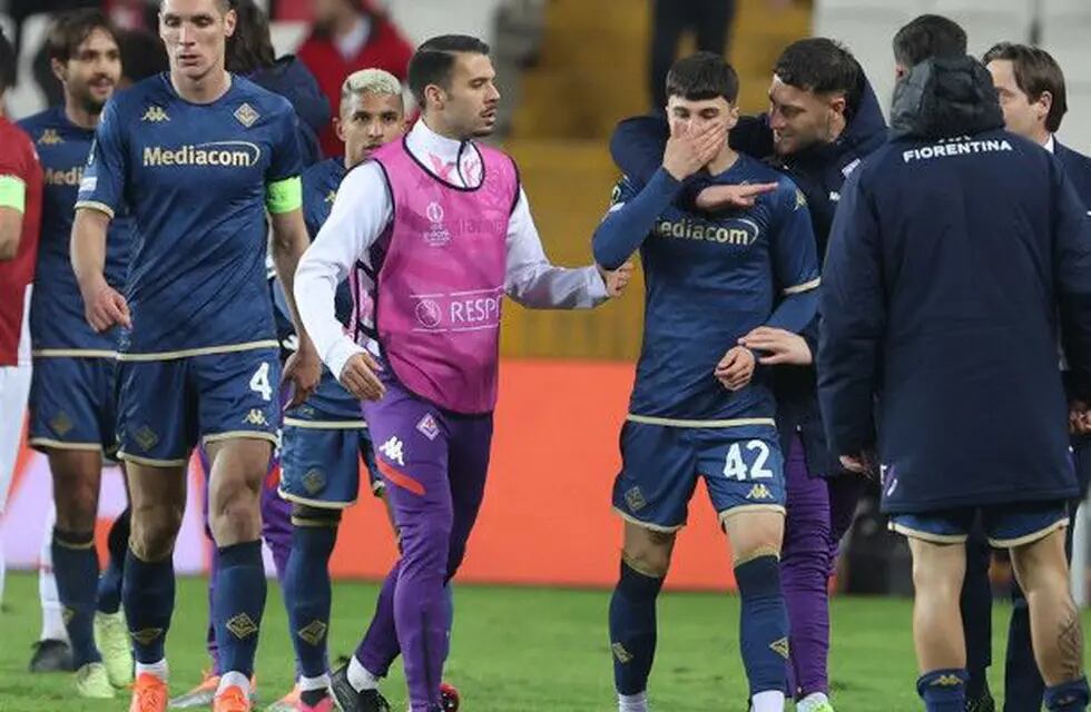 Alessandro Bianco de Fiorentina fue agredido por hinchas turcos cuando finalizó el partido. / Gentileza.