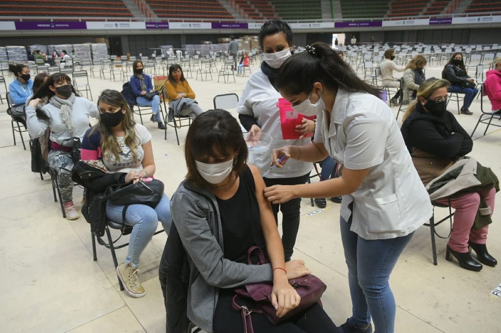 De los 15.500 docentes que ya han recibido alguna de las dosis de la vacuna contra el Covid-19, unos 13.000 tienen las dos dosis correspondientes. Foto: Ignacio Blanco