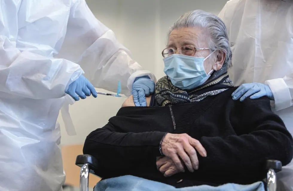 Tercera dosis de la vacuna contra el covid-19 para ancianos en residencias de España. Foto: Biel Aliño. Gentileza / EFE.