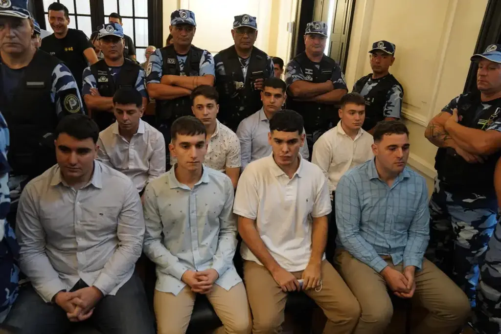 Los 8 jóvenes detenidos presentes en el juicio de Fernando Baez Sosa. (Clarín)