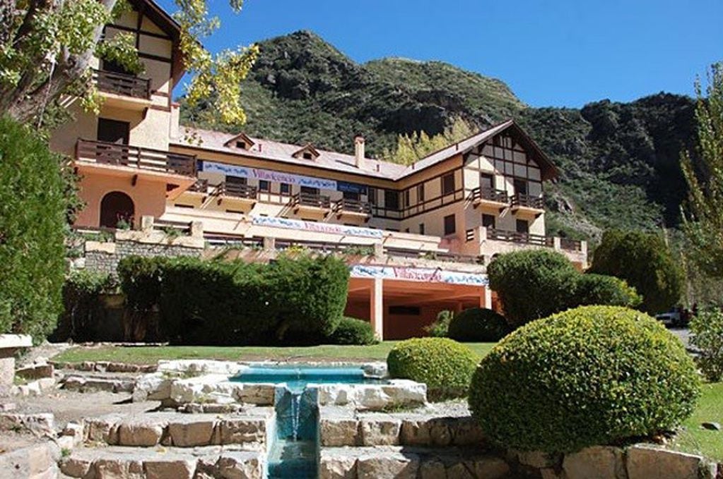 El icónico hotel de la Reserva Villavicencio, en Mendoza.