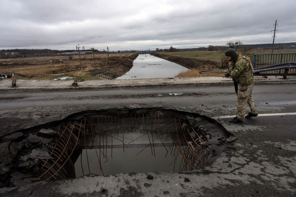 Un puente destrozado en el suburbio de Bucha, cercano a Kiev. (AP Photo / Rodrigo Abd)