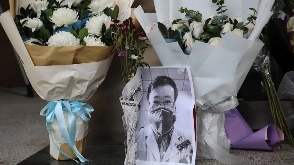 Miles de personas rindieron homenaje a Li Wenliang, el médico que alerto sobro el coronavirus.