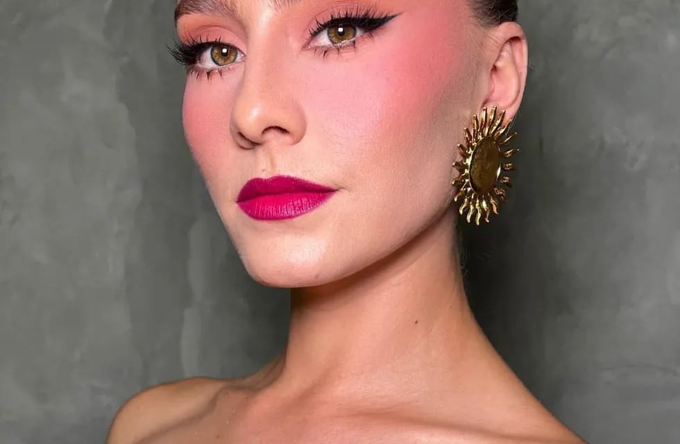 Pink Under Eye: la técnica de maquillaje viral para las amantes del rubor. Look por @cesarmushi.