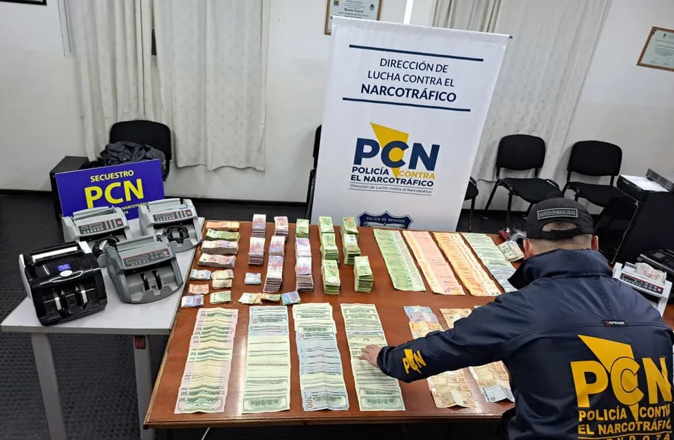 La Policía secuestró dólares, euros y pesos, además de máquinas de contar dinero. / Gentileza Ministerio de Seguridad