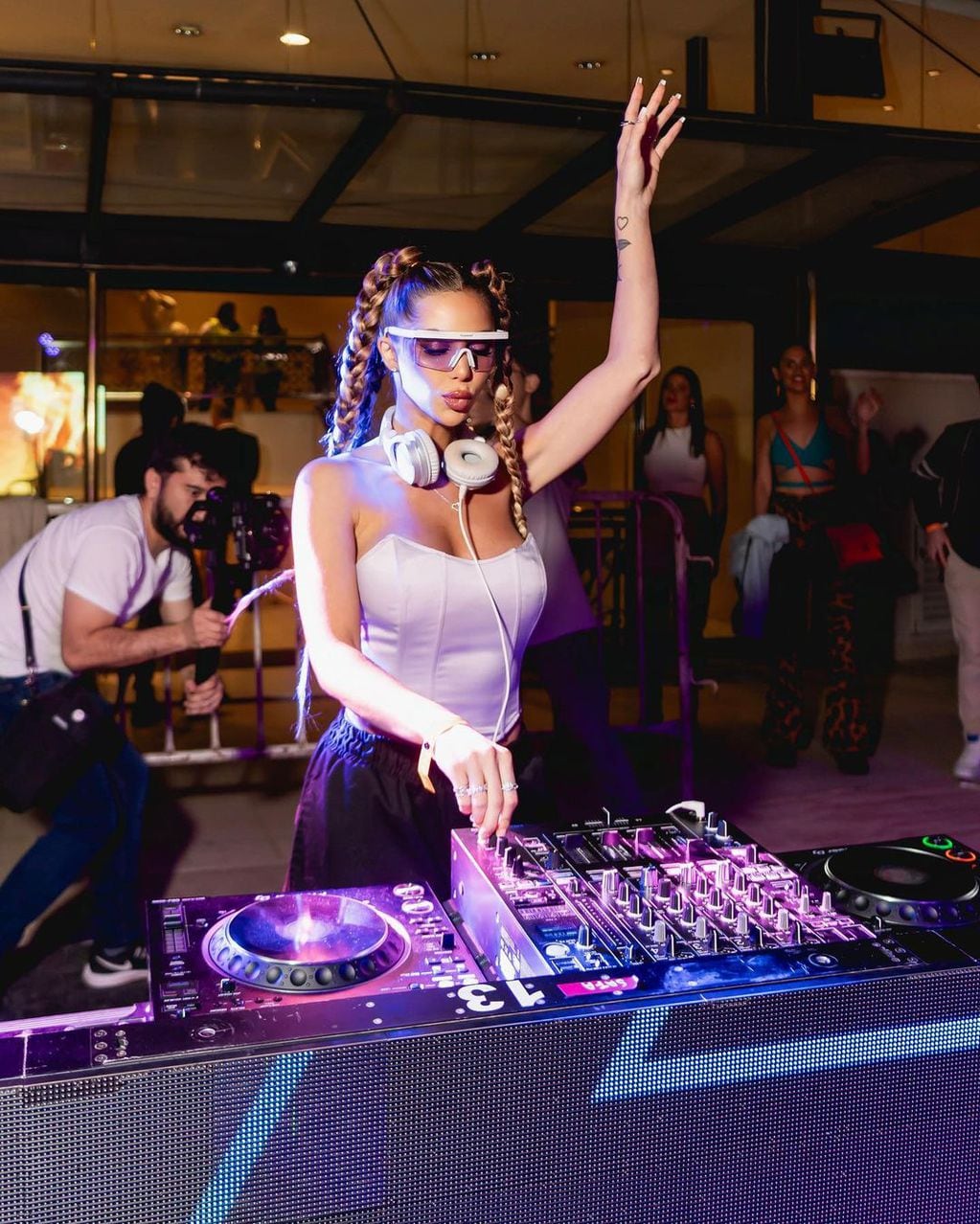 Desde su cabina de DJ, Romina Malaspina posó en corset.