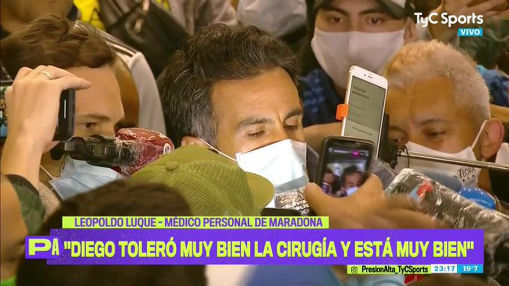 Leopoldo Luque salió a informar a la prensa sobre la salud de Maradona tras la operación de un hematoma en la cabeza, y los hinchas le agradecieron.