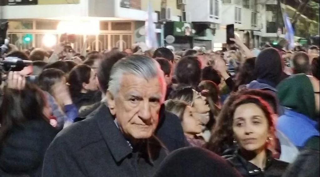 José Luis Gioja estuvo entre la multitud apoyando a Cristina Fernández de Kirchner en su casa de Recoleta y un guardia dijio "la guita que hicimos con este".