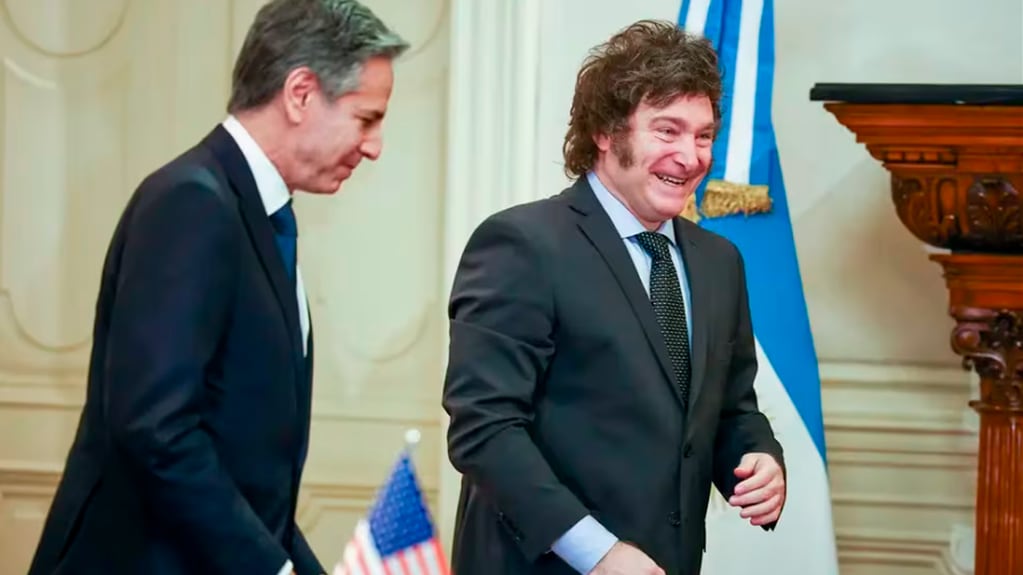 El presidente de Argentina, Javier Milei, con el secretario de Estado de Estados Unidos, Antony Blinken, en el palacio presidencial Casa Rosada. Foto: La Voz