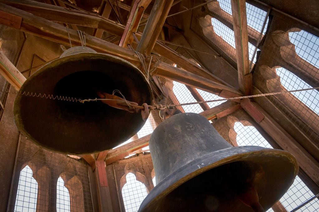 Tras subir más de ciento veinte escalones se accede al interior de la torre principal, donde se destacan dos campanas de bronce.