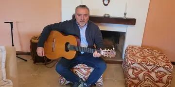 Raúl Cabanay y su pasión por la guitarra.