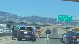 Mujer desnuda dispara a vehículos y otros conductores
