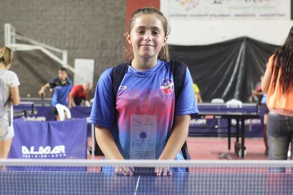 
    Candelita Sanchi con apenas 12 años dominó en la categoría Sub 13. La representante de Regatas es un ejemplo del gran futuro que tiene el tenis de mesa femenino en Mendoza./ Gentileza.
   