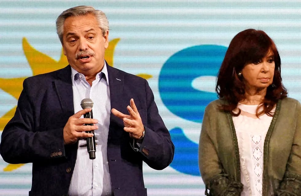 Alberto Fernández habla, Cristina Kirchner mira hacia otro lado. Fue el domingo a la noche, cuando reconocieron la derrota en las PASO.