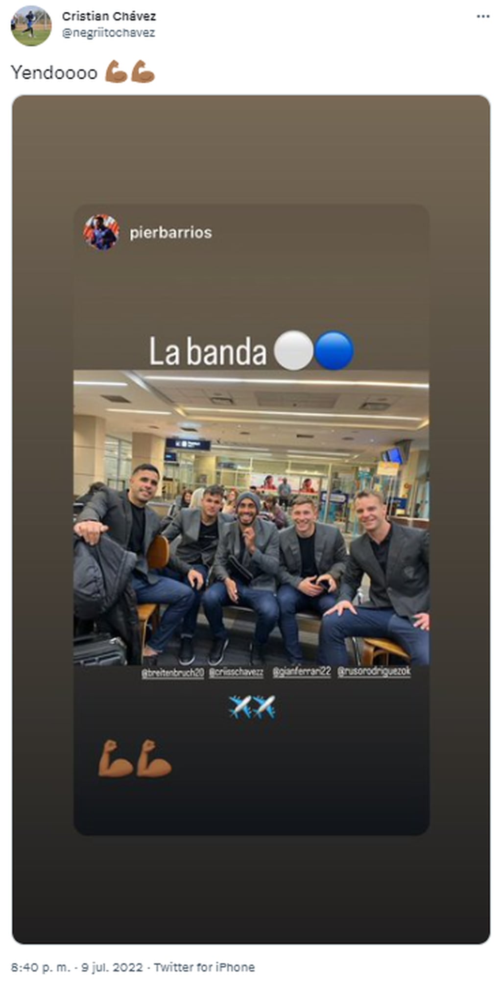 El jugador de Godoy Cruz Cristian Chávez también compartió en sus redes una imagen inédita del plantel esperando por su vuelo en el aeropuerto, imagen que fue compartida en las historias anteriormente por su compañero Pier Barrios.