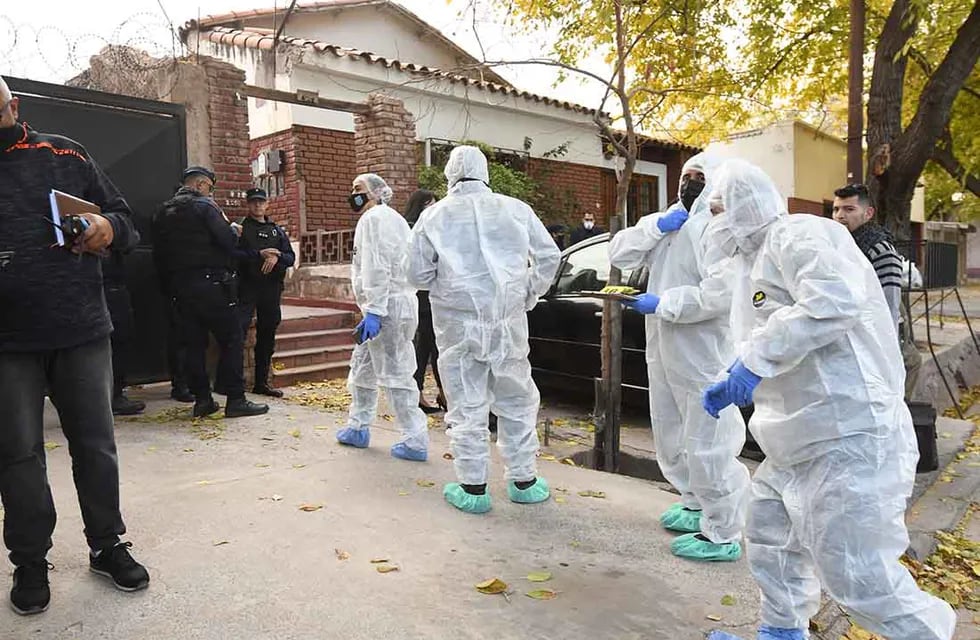 Policía Científica trabajando en la escena del crimen del prestamista Matías Miralles. | Foto: José Gutiérrez/ Los Andes