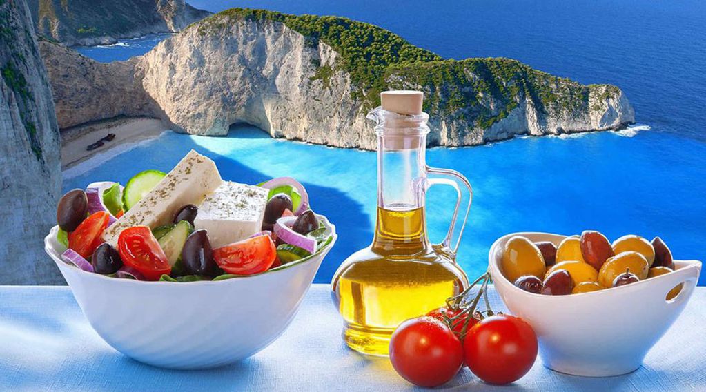 La dieta mediterránea, enfatiza el consumo de frutas, verduras, legumbres, pescado, lácteos descremados, cereales integrales y aceite de oliva virgen extra.