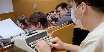 Estudiante con máquina de escribir
