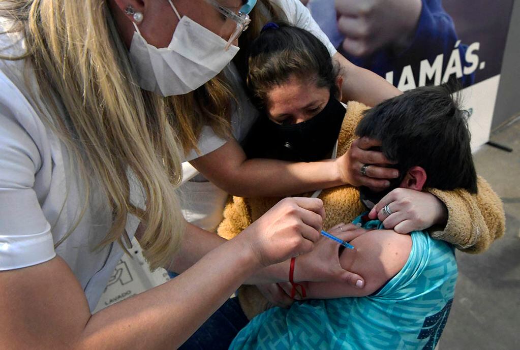 Celeste Echegaray aplicando vacunas en el primer día de vacunación a los menores de 17 años. Foto: Orlando Pelichotti / Los Andes