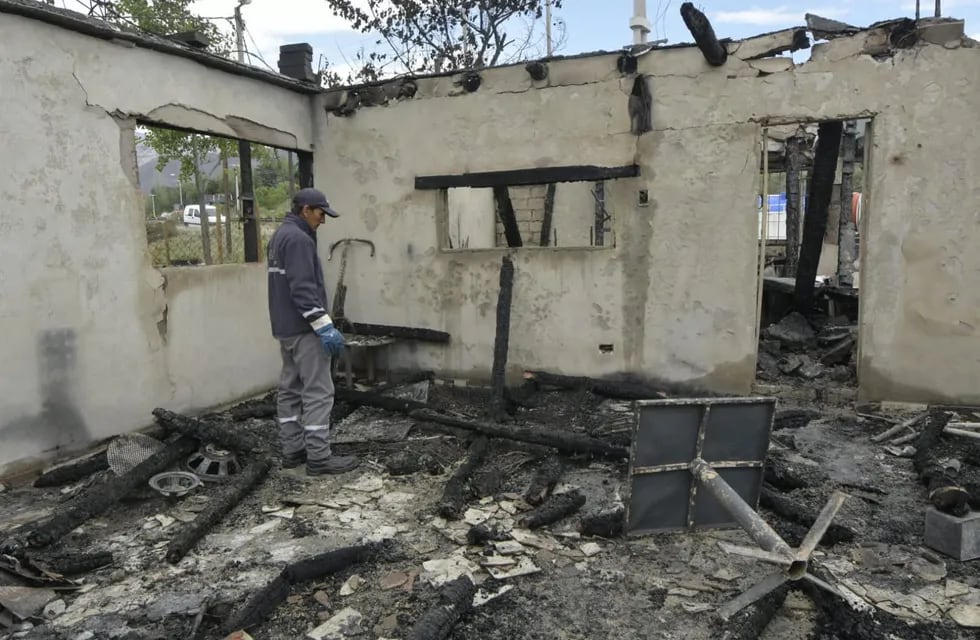 Familia Maradona perdió su casa en Colonia Suiza por el incendio en el piedemonte tras el Zonda (Orlando Pelichotti / Los Andes)