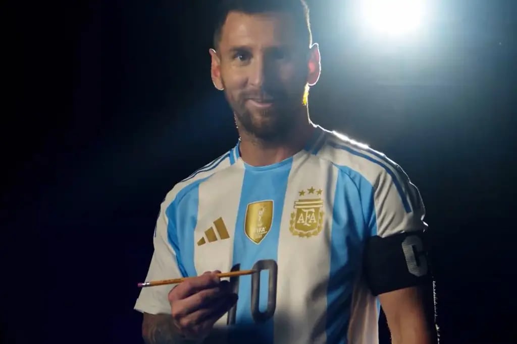 Messi con la nueva camiseta de la selección