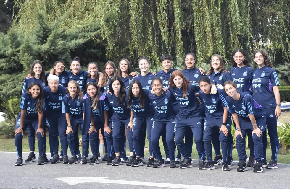 Selección Argentina Sub 20 femenina, con dos mendocinas: Anela Nigito penúltima de la fila de jugadoras paradas, y Margarita Giménez, última de la fila de jugadoras paradas.