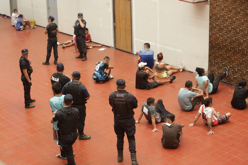 Algunos de los detenidos en el mega -operativo policial realizado en el barrio Campo Papa fueron llevados al Palacio Policial. /Gentileza Ministerio de Seguridad