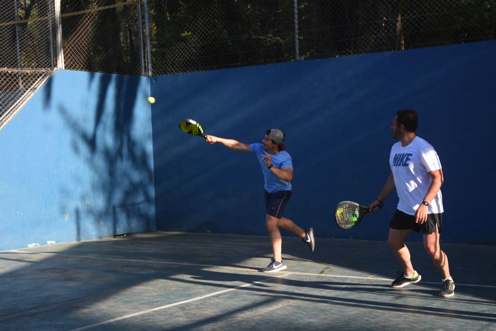Vuelven las actividades deportivas de tenis y paddle después de meses sin actividad por la cuarentena.