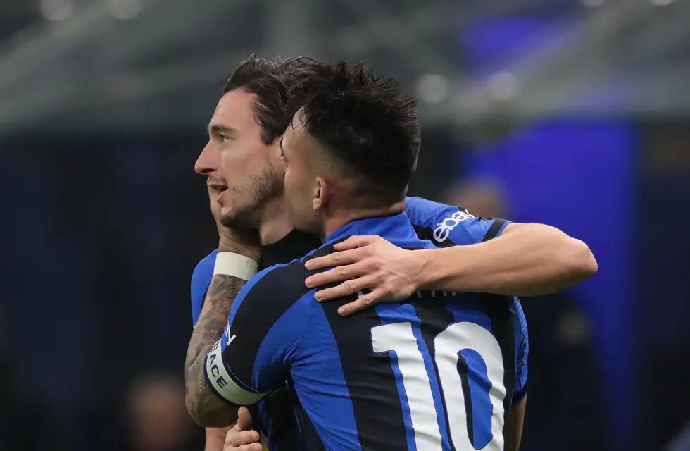 Lautaro Martínez celebra el gol del triunfo de su equipo Inter, marcado por Matteo Darmian, que le permitió avanzar a las semifinales de la Copa Italia. (@Inter)