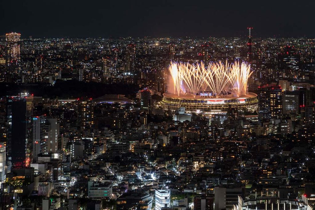 Fuegos artificiales en el estadio Olímpico, ceremonia inaugural de los Juegos Olímpicos de Tokio 2020. (Telam)