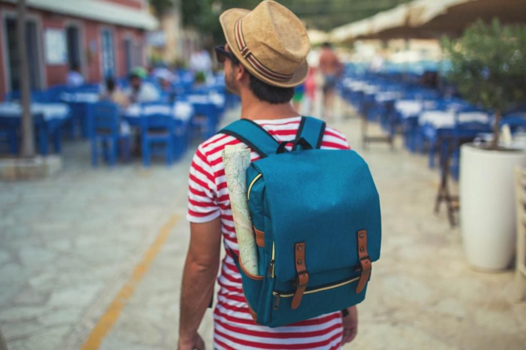 Viajar solo con una mochila permite pagar tarifas bajas. Foto: Morning Fog /Canva Pro