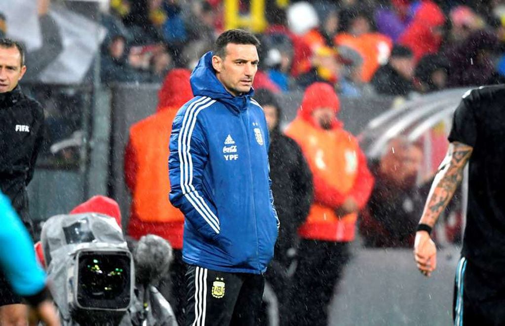 
Concentrado. El técnico argentino observa el juego desde el banco en el Signal Iduna Park. | AP
   