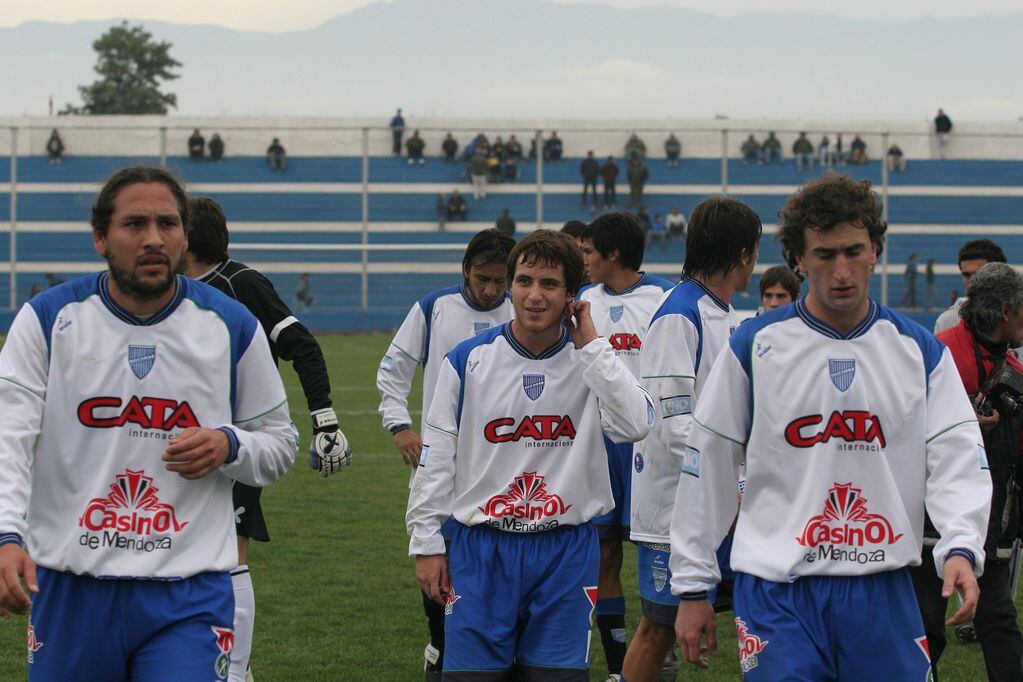 Daniel Giménez y Leopoldo De la Vega encabezan la retirada. Fue el último juego del Expreso en sus instalaciones, hace 15 años. / Los Andes 