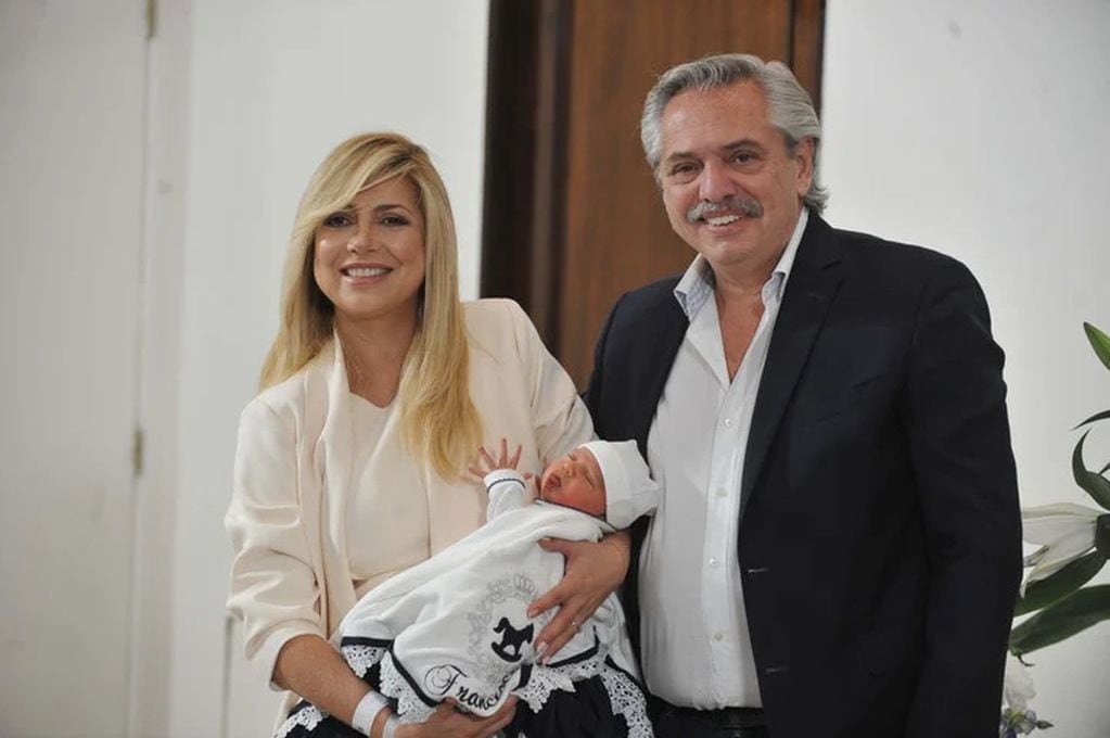 Alberto Fernández y Fabiola Yáñez con Francisco en brazos, allá por abril de 2022