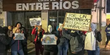 "La igualdad ante la ley es un invento del mundo macho", aseguraron las manifestantes frente a la Casa de Entre Ríos, en Capital Federal. 
