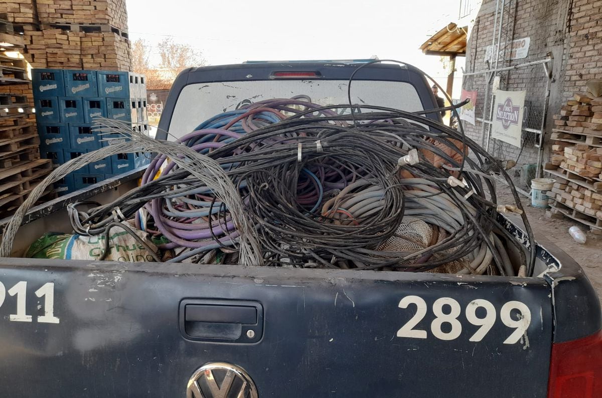 Investigaciones llegó hasta un comercio en Tunuyán, donde delincuentes guardaban los cables para luego comercializarlos. - Gentileza/ Ministerio de Seguridad.