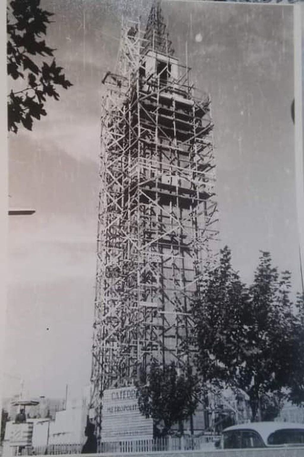 Construcción del campanil en la década del 60.