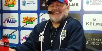 Maradona se mostró feliz por los goles del paraguayo, ambos de tiro libre."En la semana, le pegaba al cartel de fernet branca", bromeó. 